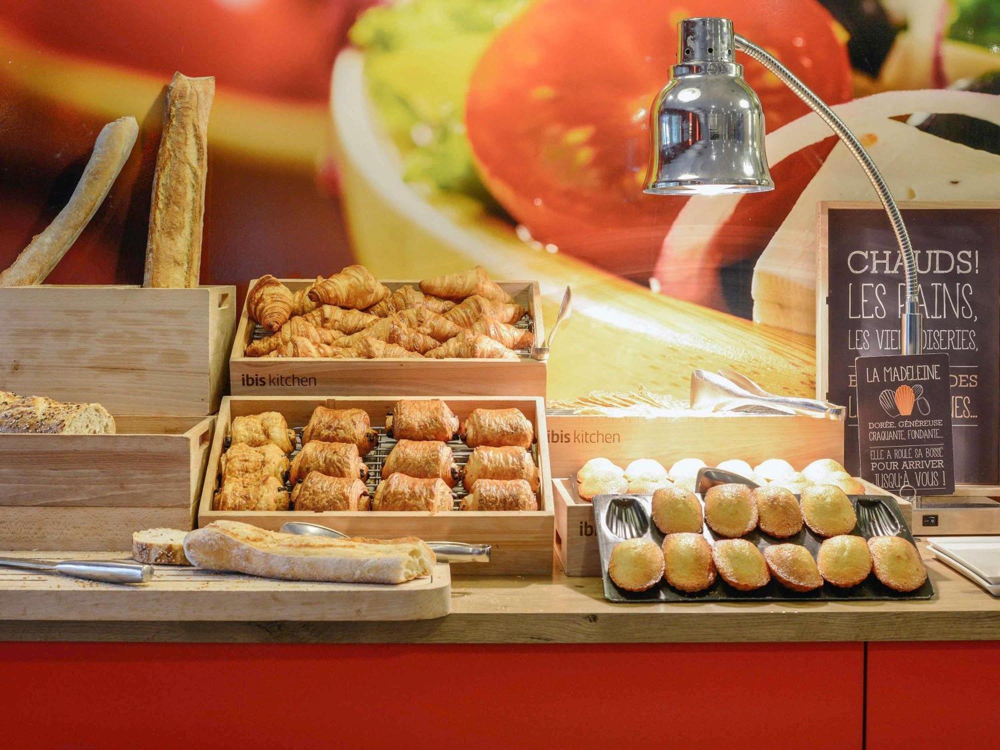 Ibis Laval Le Relais D'Armor Hotel Change  Exterior photo